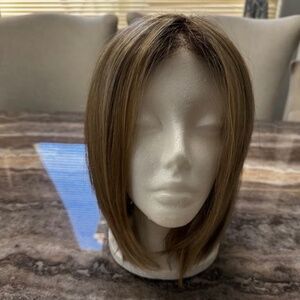 Pre-Owned Estetica Designs MERITT Blonde Synthetic Sleek Bob Hair Wig RH12/26